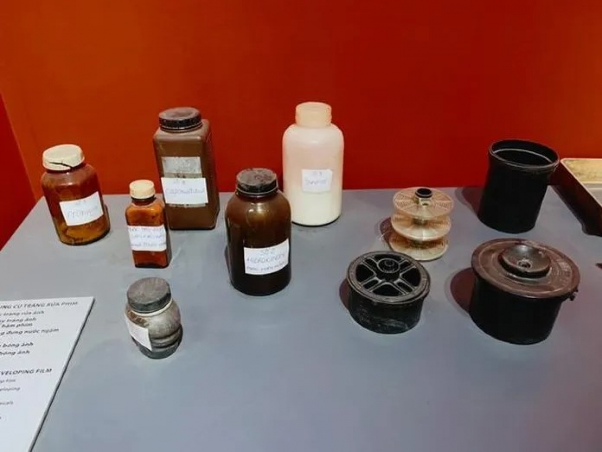 Các loại thuốc rửa, lên màu, lên phim... được những người thợ nhiếp ảnh xưa sử dụng in phóng ảnh trưng bày trong bảo tàng.