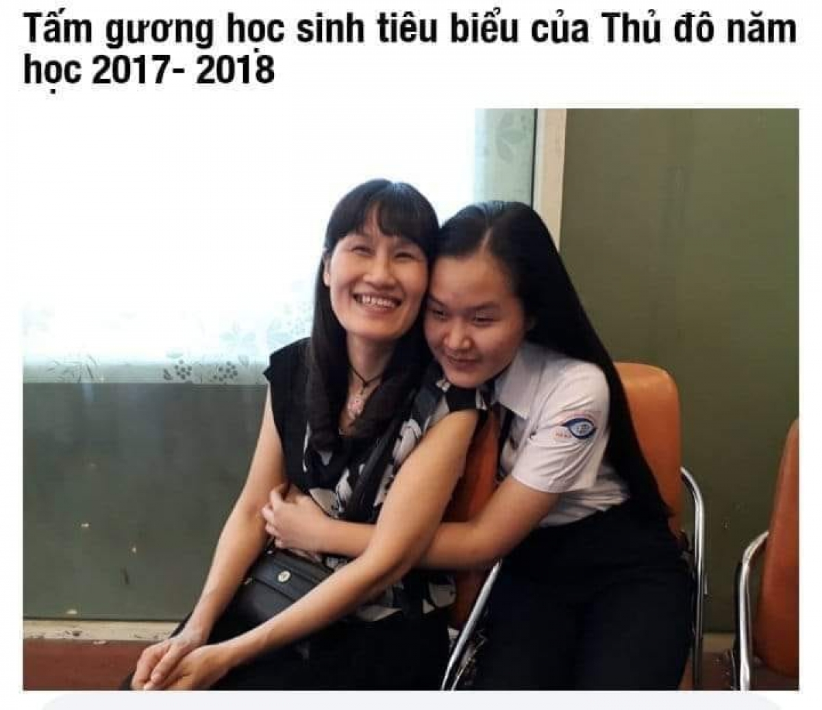 Mẹ và Linh trong ngày tuyên dương học sinh tiêu biểu Thủ đô 2017-2018