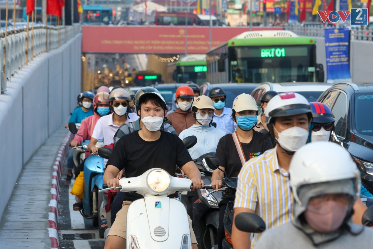 Anh Tuấn (Hà Đông) cho biết: “Hôm nay ngày đầu hầm chui Lê Văn Lương được chính thức thông xe, tôi cũng muốn trải nghiệm, nhưng tình hình giao thông không cải thiện mấy”.