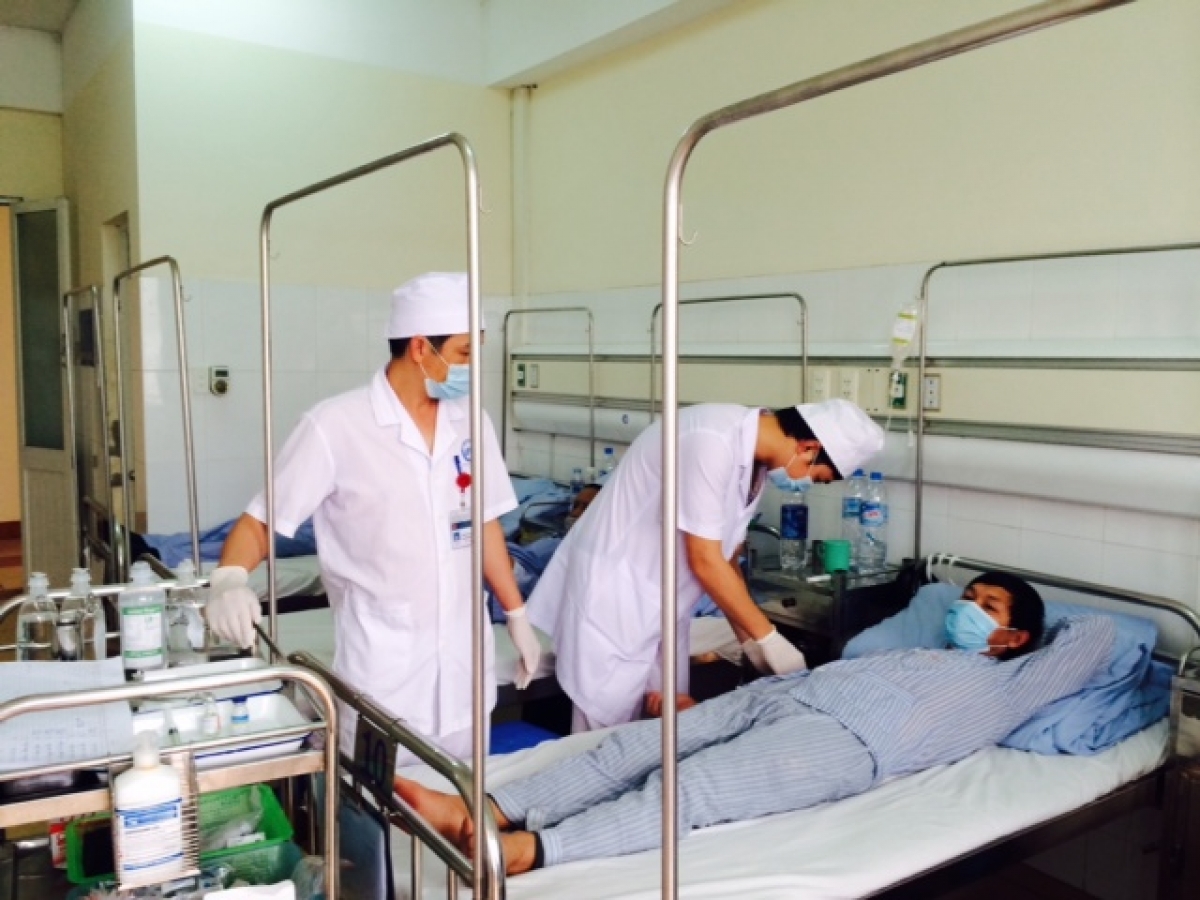 Bác sĩ BV Phổi Hà Nội thăm khám cho bệnh nhân lao tại bệnh viện