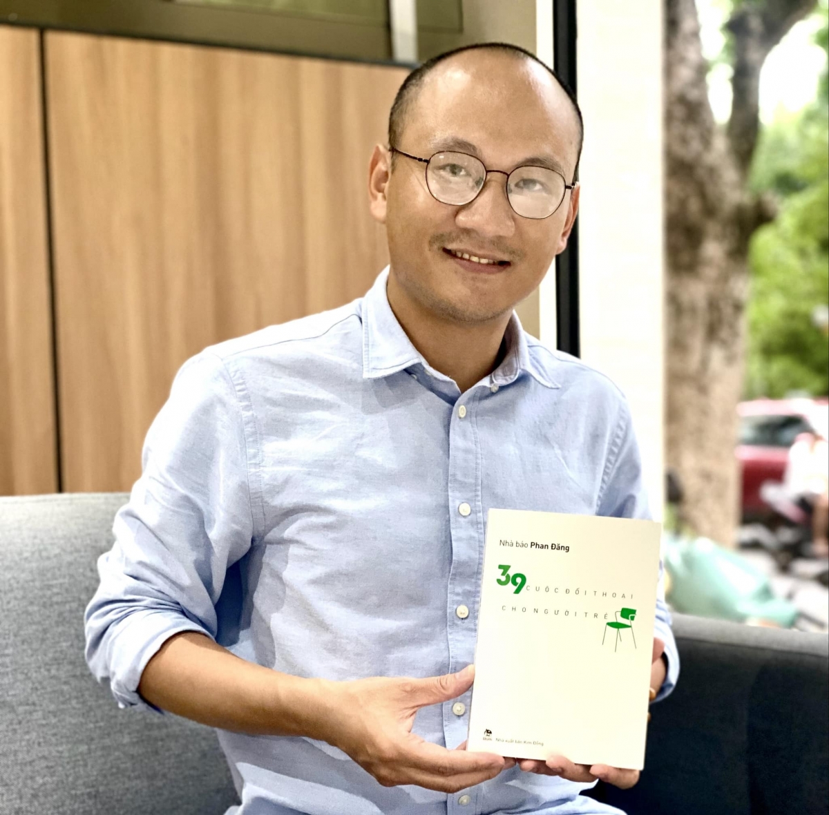 Nhà báo Phan Đăng và tác phẩm mới "39 cuộc đối thoại cho người trẻ".