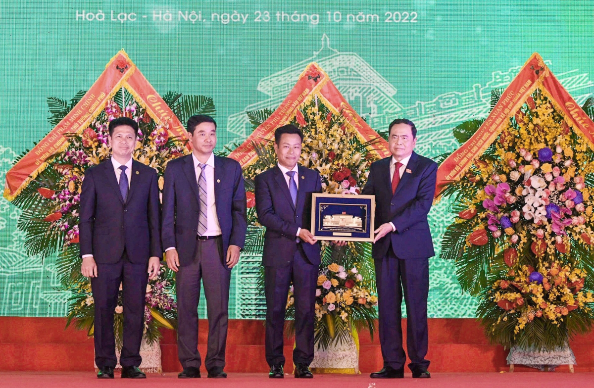 Phó Chủ tịch Thường trực Quốc hội Trần Thanh Mẫn trao quà kỷ niệm tặng Đại học Quốc gia Hà Nội