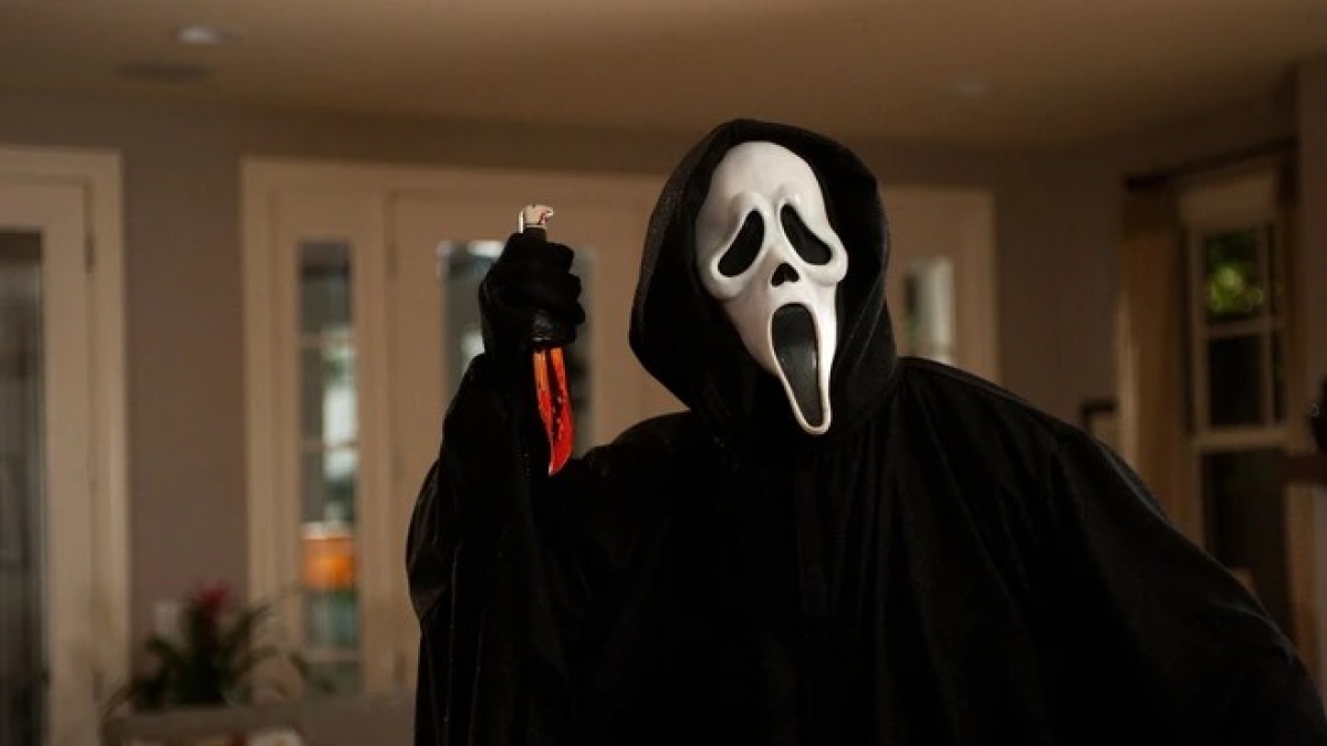 “Scream” được biên kịch Kevin Williamson viết dựa trên một vụ giết người hàng loạt nhắm vào các sinh viên ở Gainesville, Florida vào năm 1990.