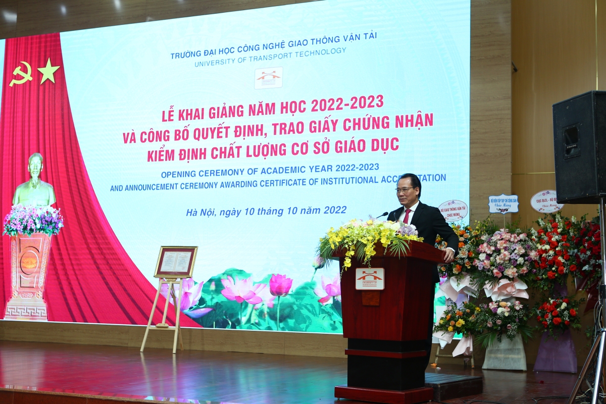 TS Nguyễn Thanh Sơn - Thành ủy viên, Bí thư Đảng ủy khối các trường Đại học Cao đẳng Hà Nội phát biểu tại buổi Lễ 