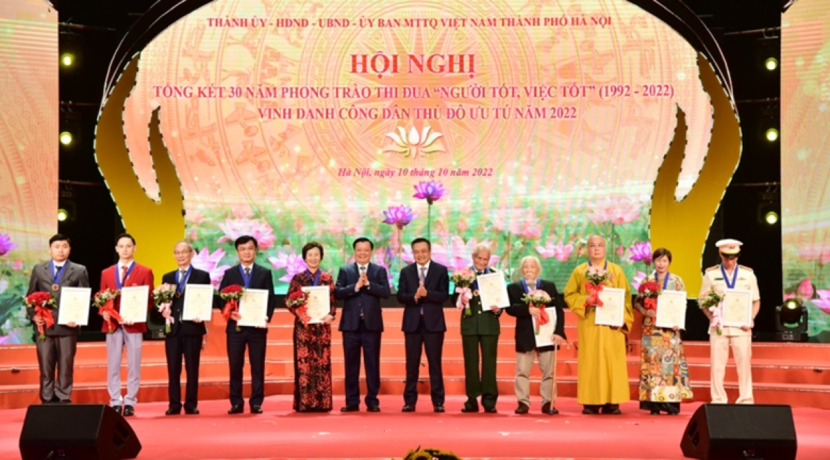 Trung tướng Nguyễn Quốc Thước (thứ 5 từ trái sang) nhận danh hiệu Công dân Thủ đô ưu tú năm 2022.