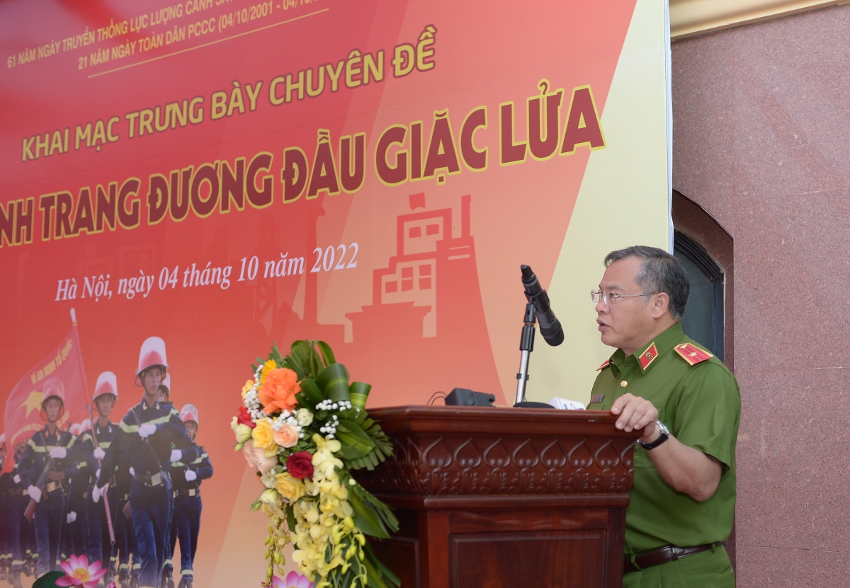 Thứ trưởng Bộ Công an Nguyễn Văn Long phát biểu tại lễ khai mạc trưng bày Chuyên đề “Hành trang đương đầu giặc lửa”. Ảnh: Bảo tàng CAND