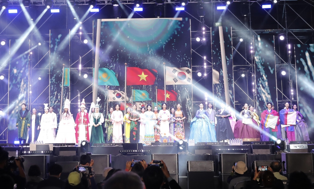 Trang phục truyền thống của 3 quốc gia đã tạo nên những sắc màu cho Lễ hội Kết nối Văn hóa được tổ chức tại Thủ đô Seoul, Hàn Quốc.