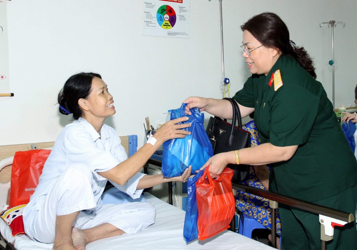 Bà Nguyễn Thị Nhung trao quà cho các bệnh nhân có hoàn cảnh khó khăn