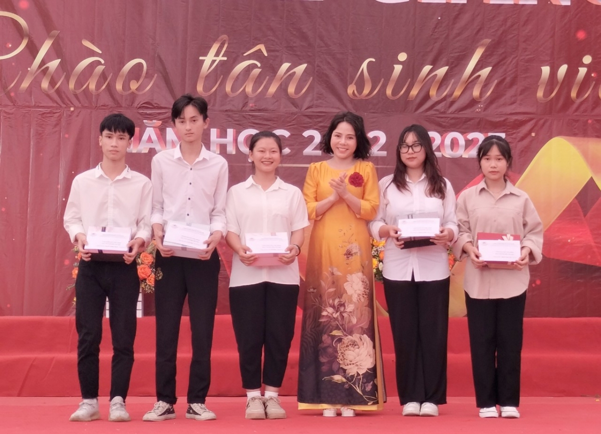 TS. Trịnh Thị Thu Hà, Hiệu trưởng trường CĐ Thương mại và Du lịch Hà Nội trao thưởng cho 5 tân sinh viên có kết quả cao trong Kỳ thi tốt nghiệp THPT năm 2022.