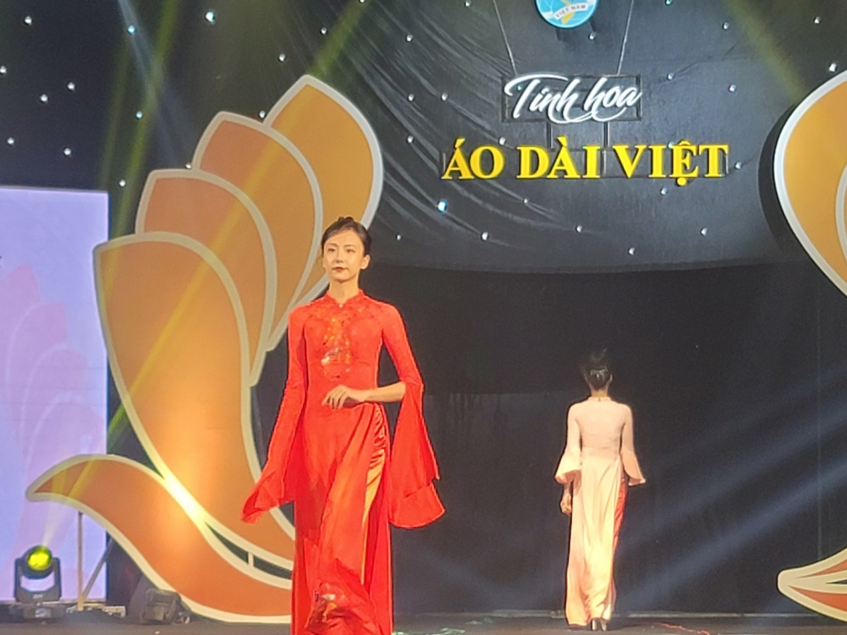 Áo dài trình diễn tại chương trình nghệ thuật "Tinh hoa áo dài Việt"