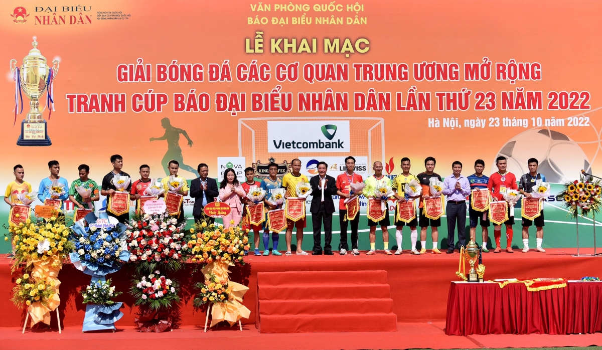 Tổng Thư ký Quốc hội, Chủ nhiệm Văn phòng Quốc hội Bùi Văn Cường (đứng giữa) cùng BTC và đại biểu tặng hoa, cờ lưu niệm cho các đội dự giải