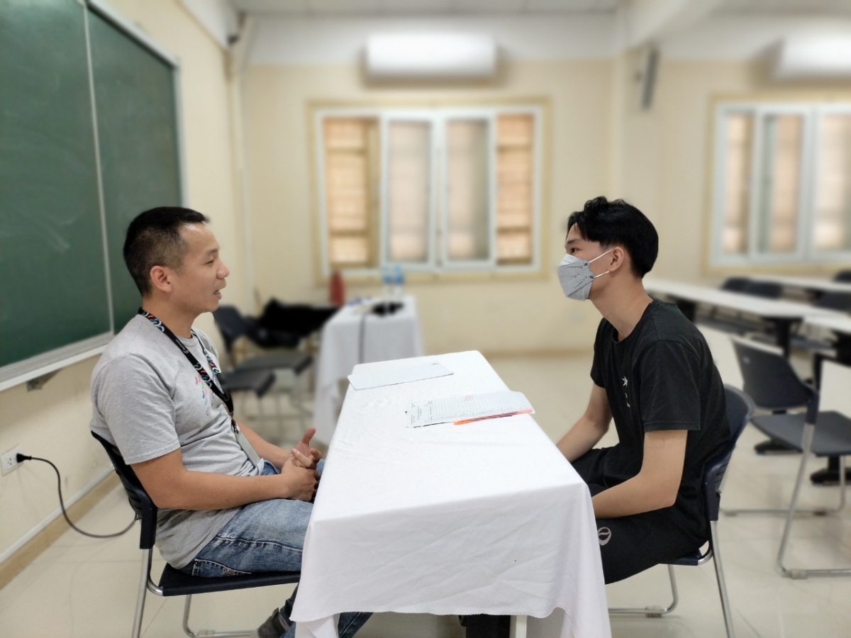 Trong Ngày hướng nghiệp, sinh viên Khoa Toán - Cơ - Tin học và Khoa Vật lý (Trường Đại học Khoa học Tự nhiên, ĐHQG Hà Nội) được tham gia phỏng vấn thử.