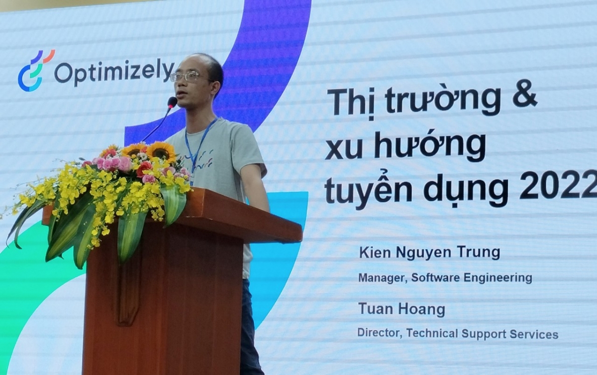 Ông Hoàng Anh Tuấn, Giám đốc bộ phận chăm sóc dịch vụ khách hàng (Công ty Optimizely Việt Nam) trình bày Bài giảng đại chúng "Thị trường và Xu hướng tuyển dụng 2022"