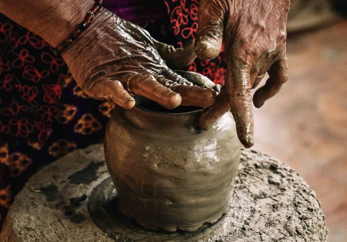 Nguyên liệu làm gốm của người Chăm (đất sét, cát, nước, củi và rơm) được khai thác tại chỗ.