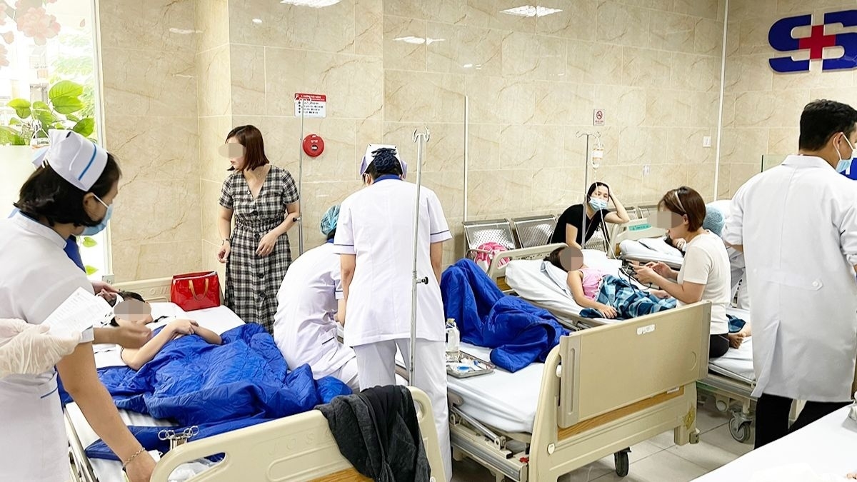 Các em học sinh trường iSchool Nha Trang nhập viện điều trị ngộ độc thực phẩm