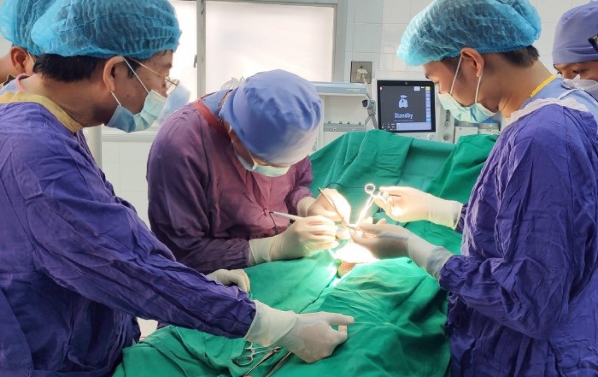 Các bác sĩ BV Việt Đức phẫu thuật cho bệnh nhân. 