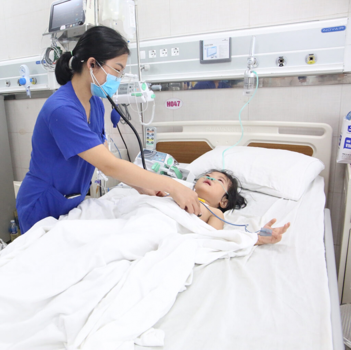 Bé gái bị ong đốt điều trị tại Bệnh viện Sản Nhi tỉnh Phú Thọ