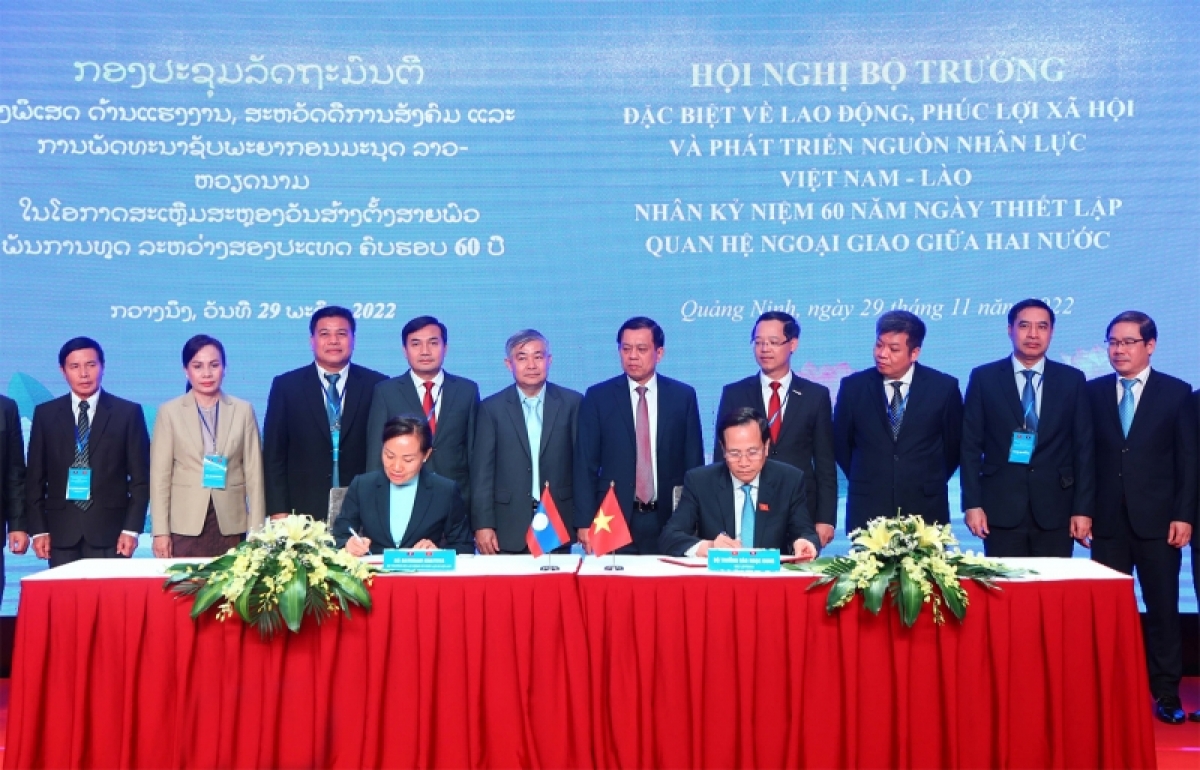 Bộ trưởng Đào Ngọc Dung và Bộ trưởng Bay Kham Khat Thi Nha ký kết Biên bản Hội nghị và “Thỏa thuận hợp tác trong lĩnh vực phát triển nguồn nhân lực” giữa hai nước
