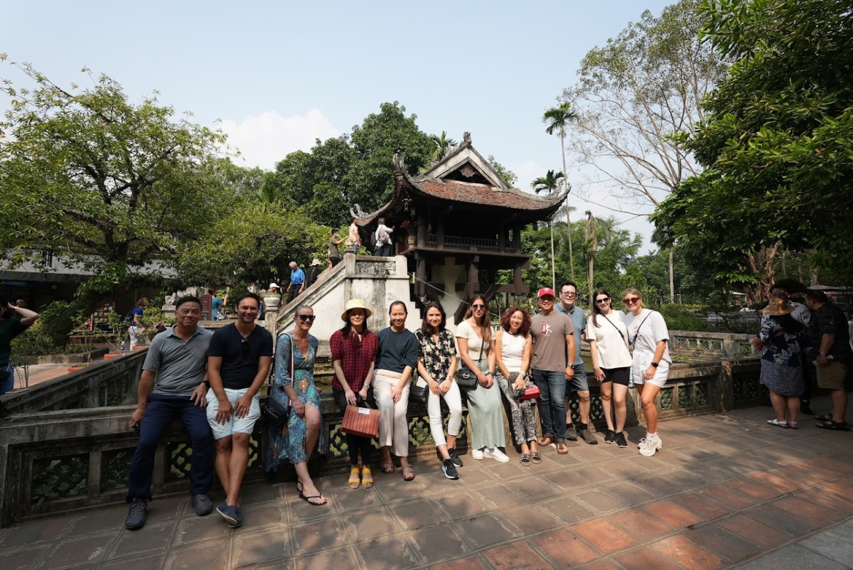 Đoàn khảo sát hãng lữ hành Australia tham quan chùa Một Cột, Hà Nội.
 