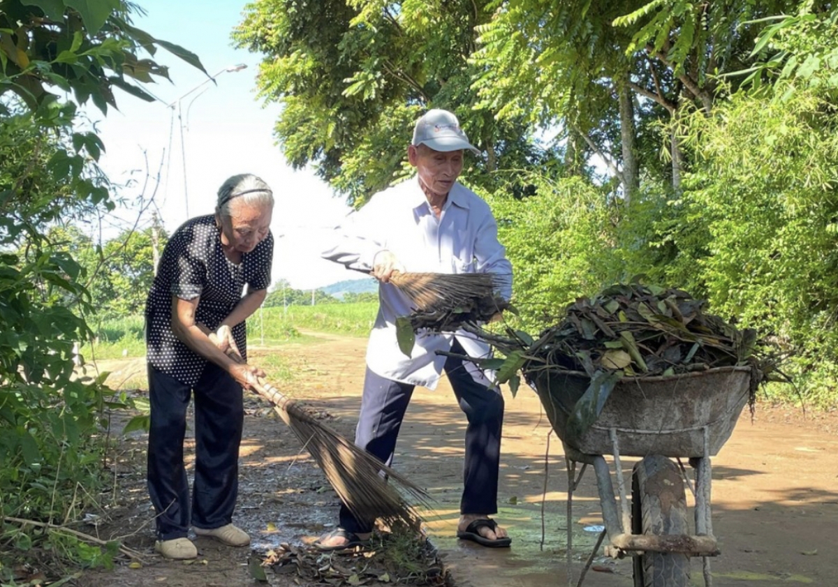 Ông Nguyễn Văn Tú và bà Nguyễn Thị Lan góp sức để bảo vệ môi trường