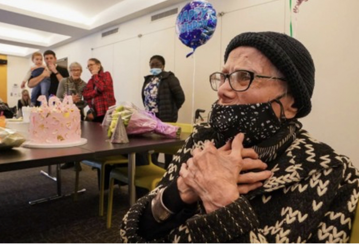 Bà Elaine Terry tổ chức sinh nhật 104 tuổi với sự tham dự của bạn bè và gia đình.