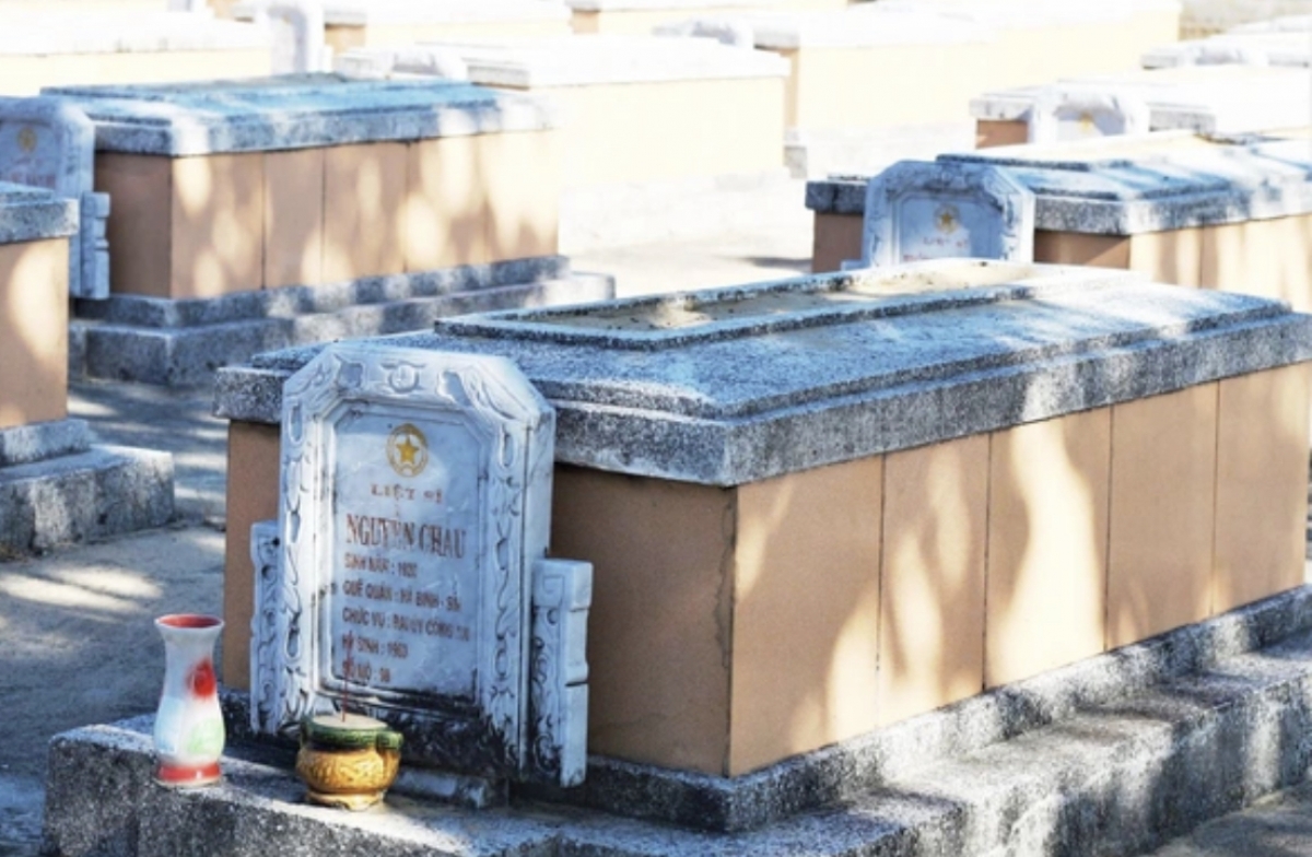 Phần mộ các liệt sĩ được ông Tâm chăm sóc chu đáo