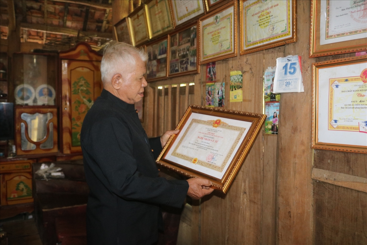 Năm 2019, ông Lèo Văn Chom được Chủ tịch nước Cộng hòa XHCN Việt Nam
tặng danh hiệu "Nghệ nhân ưu tú".