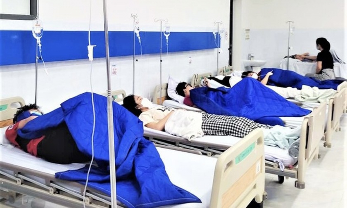 Vụ nghi ngộ độc thực phẩm xảy ra tại Trường Ischool Nha Trang (Khánh Hòa) khiến hơn 600 học sinh nhập viện, 1 học sinh tử vong và nhiều học sinh đang phải điều trị tích cực