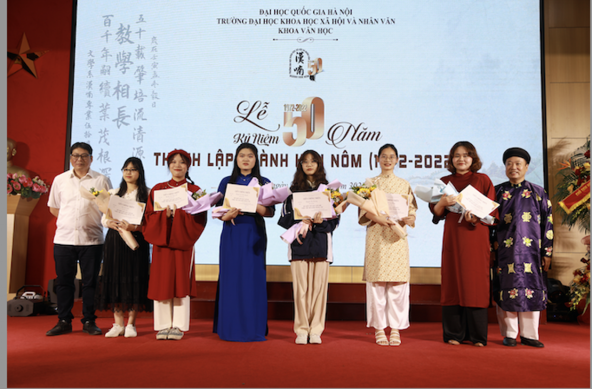 Trường Đại học Khoa học - Xã hội và Nhân văn (ĐH Quốc gia Hà Nội) trao học bổng cho những sinh viên xuất sắc ngành Hán Nôm. 