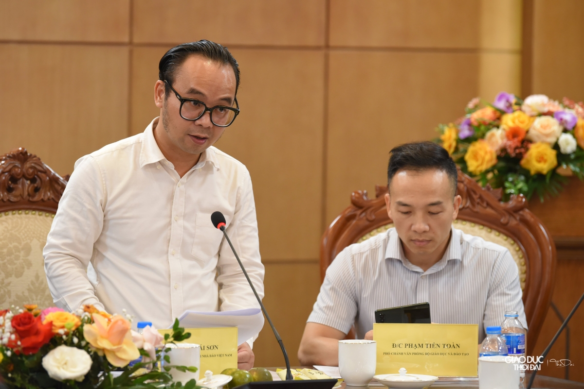 Ông Trần Thái Sơn- Phó trưởng ban nghiệp vụ Hội nhà báo Việt Nam tại cuộc họp báo 