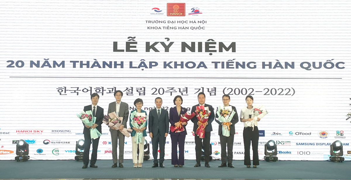 Trường Đại học Hà Nội tặng hoa tri ân các đơn vị đối tác Hàn Quốc đã đồng hành với khoa Tiếng Hàn Quốc trong suốt 20 năm xây dựng và phát triển