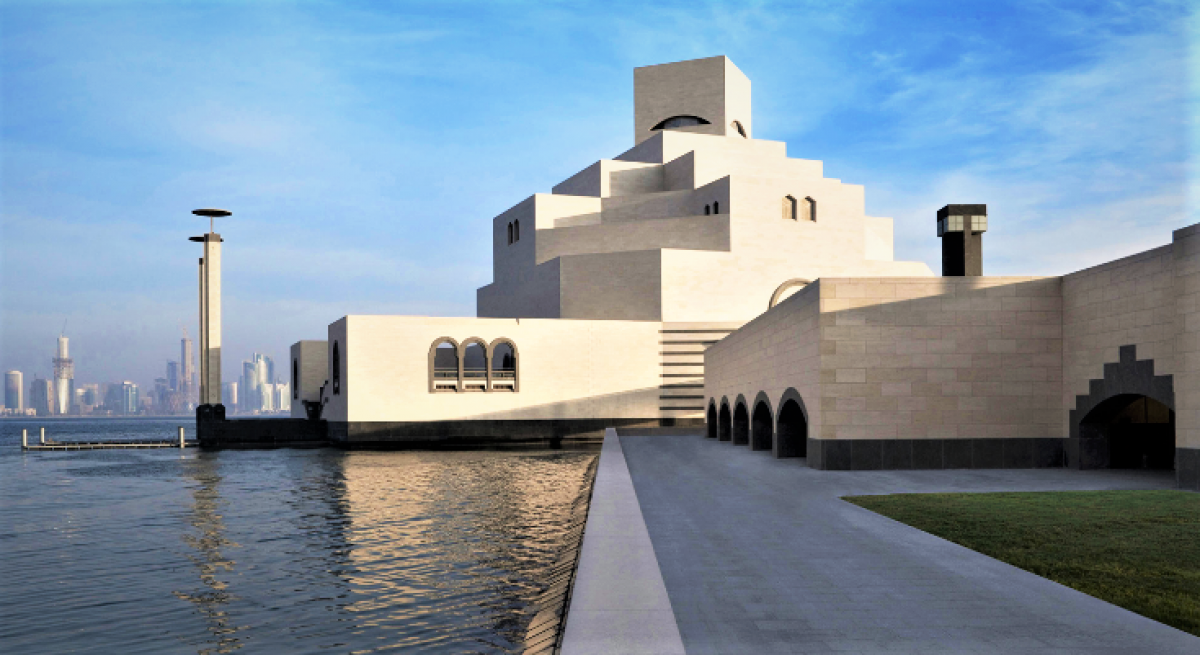 Nhìn từ bên ngoài, Bảo tàng Nghệ thuật Hồi giáo Doha 
giống như 1 cô gái Ả Rập đội khăn che mặt. 