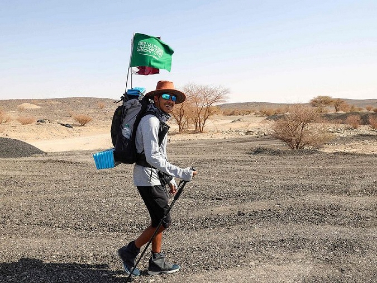 Abdulla Alsulmi là một cổ động viên đặc biệt đi bộ từ Saudi Arab đến Qatar