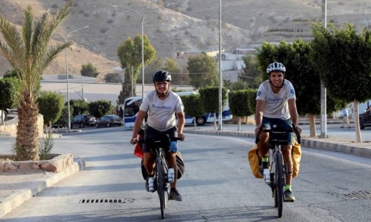 Mehdi và Gabriel, 2 du khách người Pháp chọn cách đạp xe từ quê nhà tới Doha