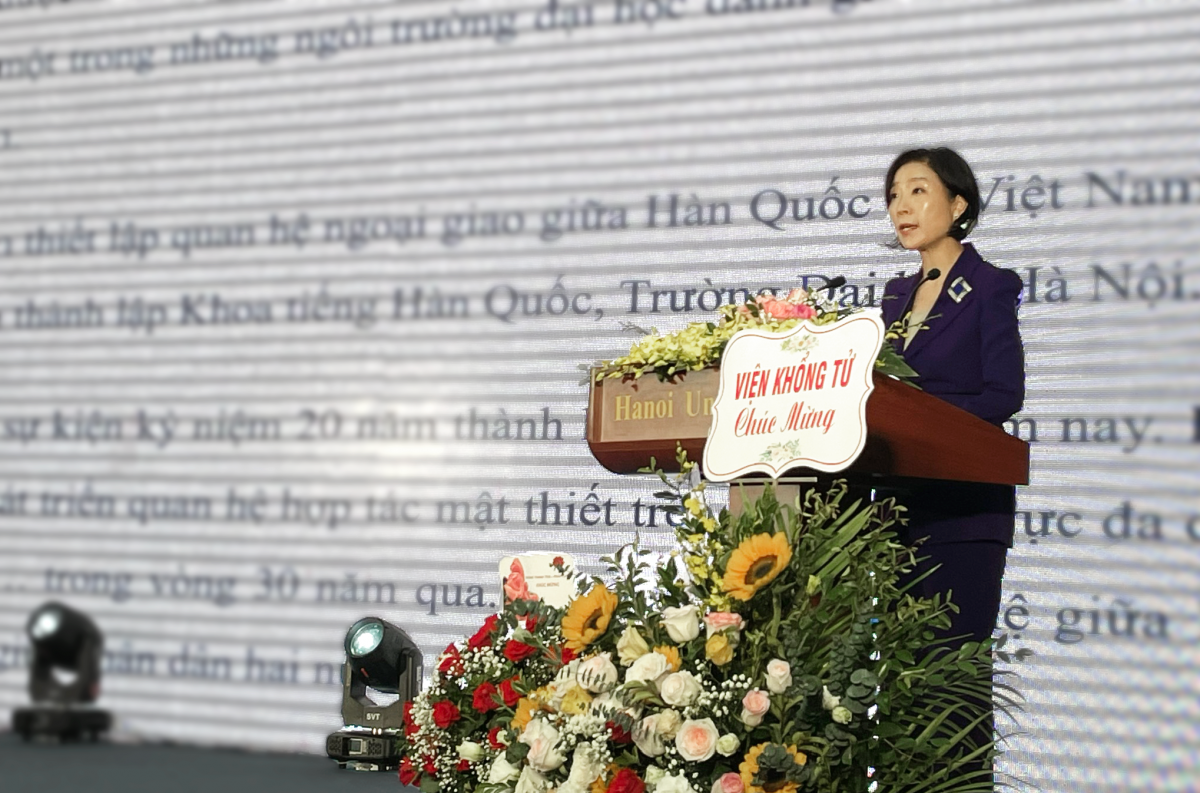 Đại sứ Oh Young Ju phát biểu tại Lễ Mít-tinh