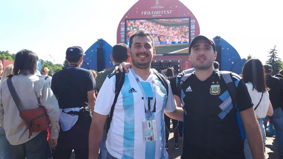 Anh Emiliano Matrangolo (trái) dành tiền tiết kiệm mua nhà để sang Qatar cổ vũ cho World Cup cuối cùng của Messi