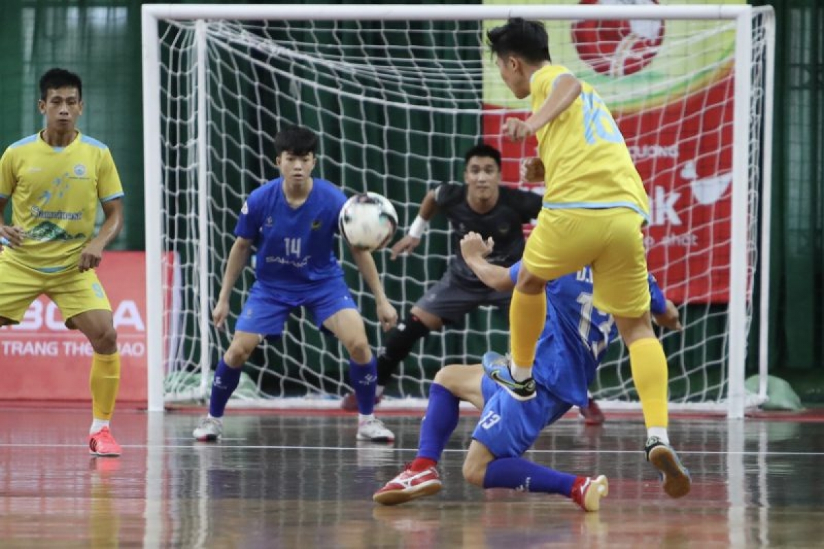 Sanvinest Khánh Hòa (vàng) chắc suất vào bán kết sau khi hòa 1-1 Sahako