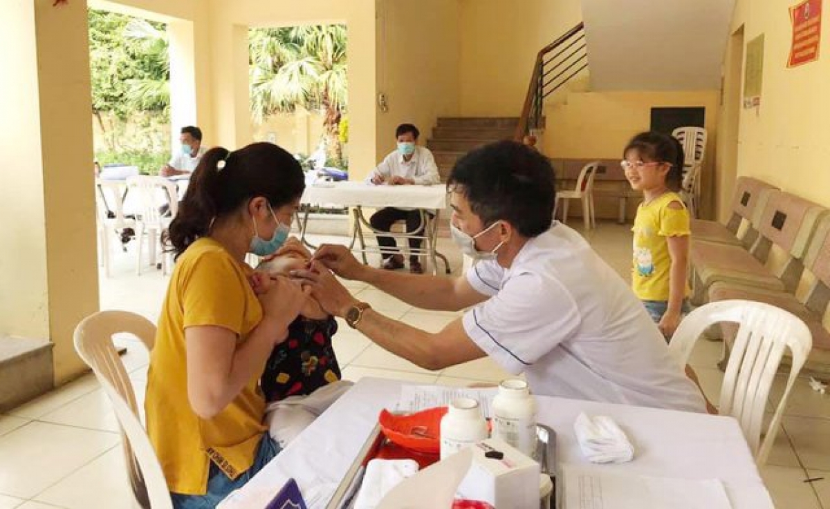 Cho trẻ uống vitamin A tại trạm y tế