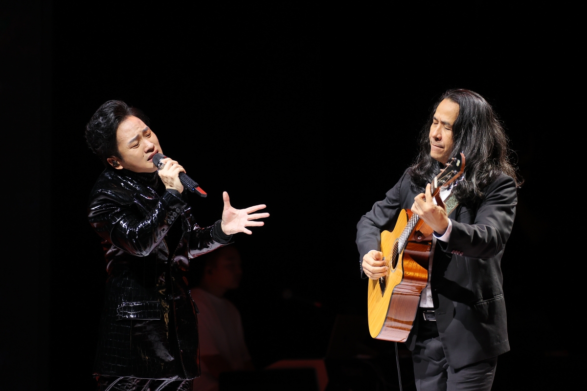 Nhạc sĩ Lê Minh Sơn, người có vai trò quan trọng với sự nghiệp Tùng Dương cũng được anh mời đến liveshow lần này