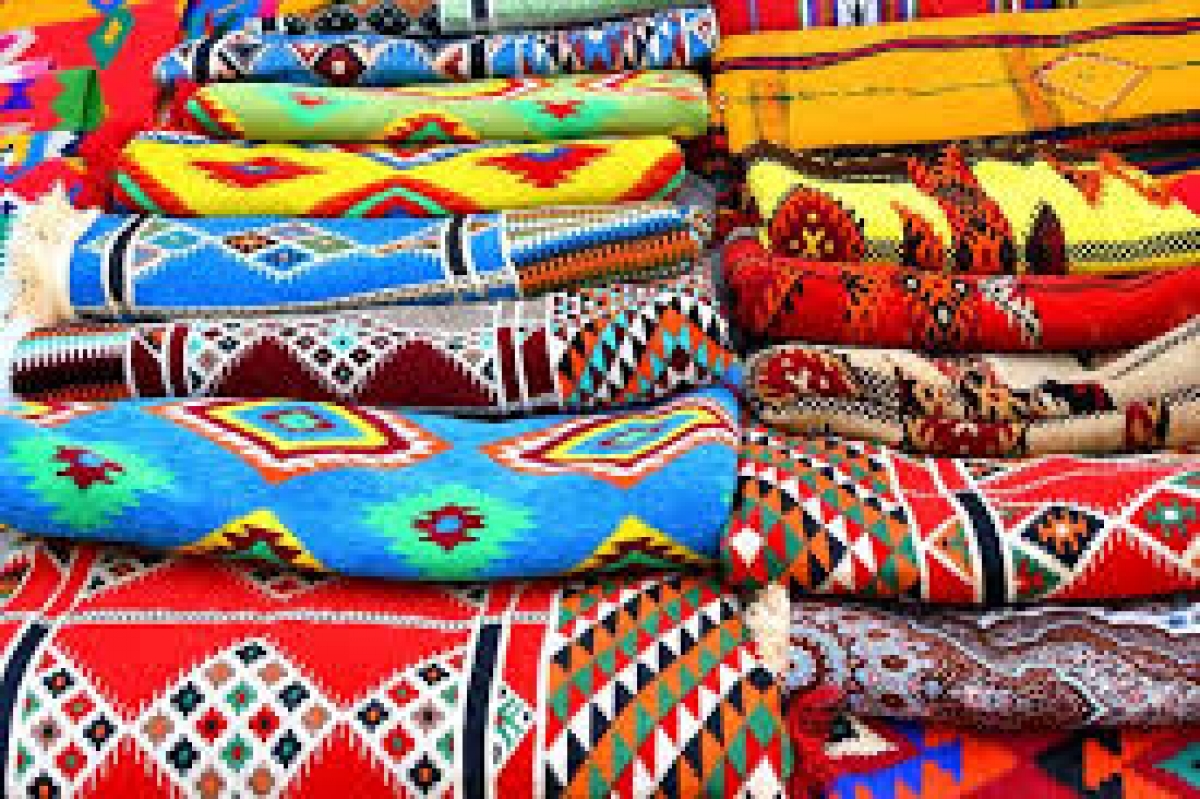 Những tấm thảm dệt thủ công rực rỡ màu sắc, tinh tế hoa văn