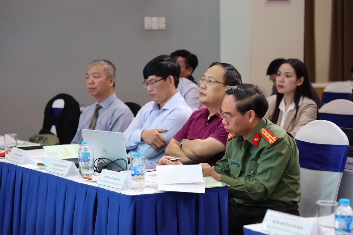 TS Nguyễn Quốc Chính, Giám đốc Trung tâm Khảo thí ĐHQG TPHCM (ngoài cùng bên trái)