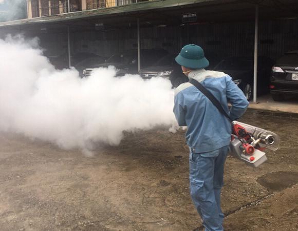 Quận Đống Đa tiến hành phun thuốc diệt muỗi, phòng dich sốt xuất huyết