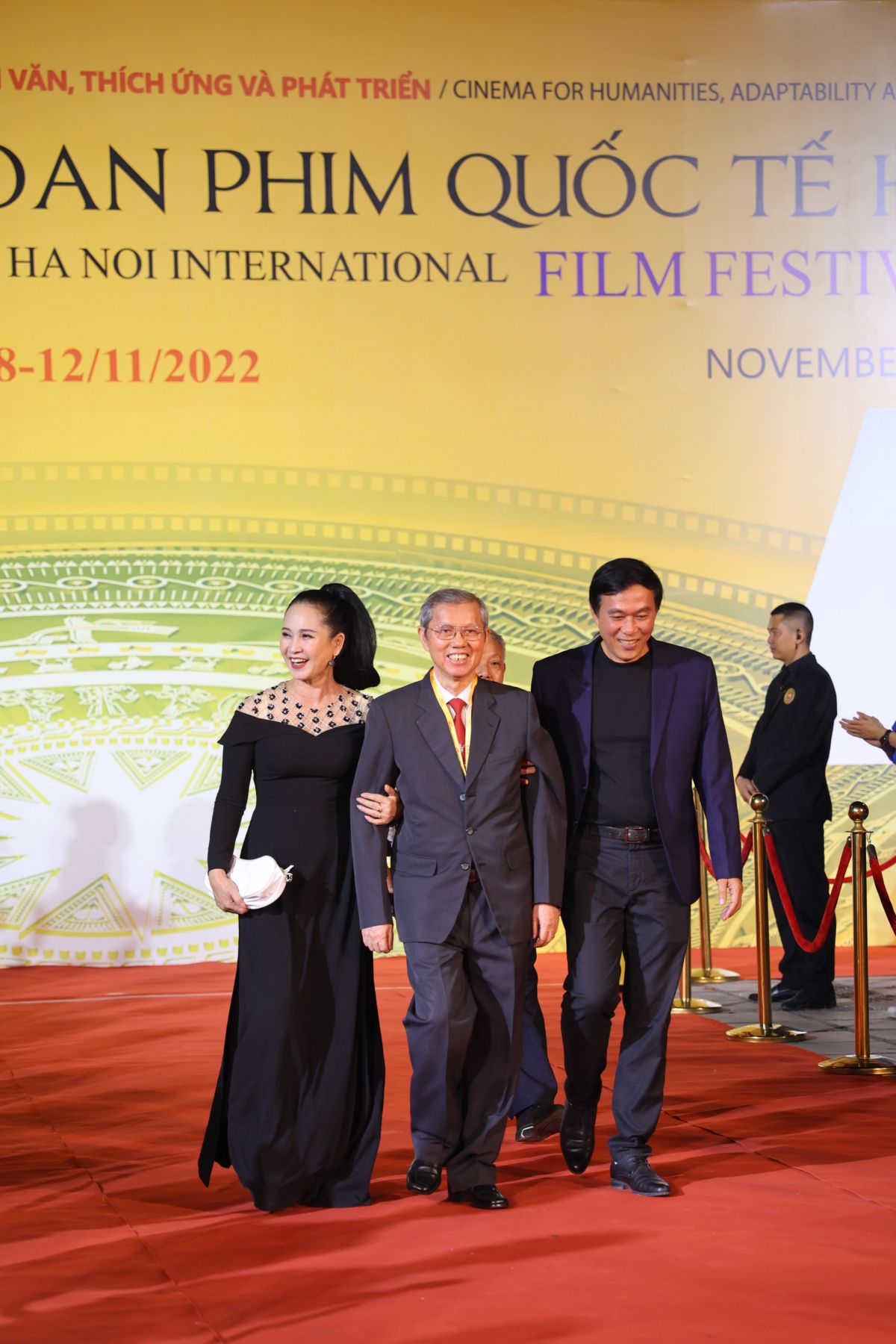 Nhiều ngôi sao truyền hình, điện ảnh trong nước đã tham dự Lễ khai mạc. Vợ chồng Nghệ sỹ Nhân dân Lan Hương - nghệ sỹ Đỗ Kỷ và nguyên Cục trưởng Cục Điện ảnh Trọng Hồng (giữa) cùng đến dự sự kiện.
 