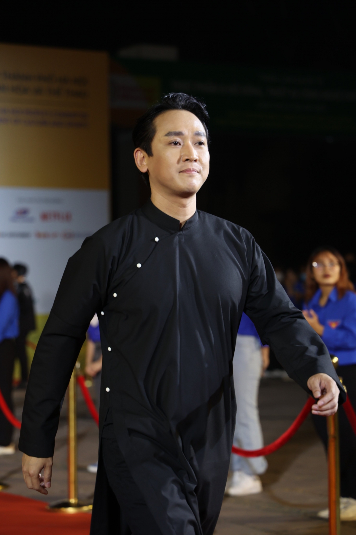 Diễn viên Hứa Vĩ Văn đem đến diện mạo rất "truyền thống" với áo dài nam màu đen. Anh thủ vai chính trong Tiệc trăng máu, bộ phim được chiếu trong hạng mục Phim Việt Nam đương đại.
 