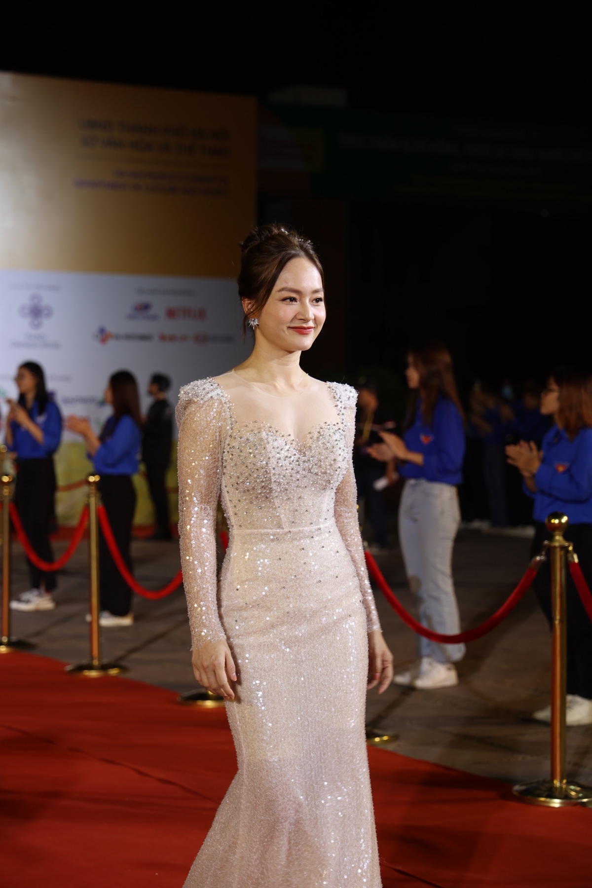 Diễn viên Lan Phương xuất hiện với bộ đầm trắng ánh kim. Cô tham gia một vai phụ trong Bố già, một trong số các phim Việt được trình chiếu trong liên hoan phim năm nay.
 