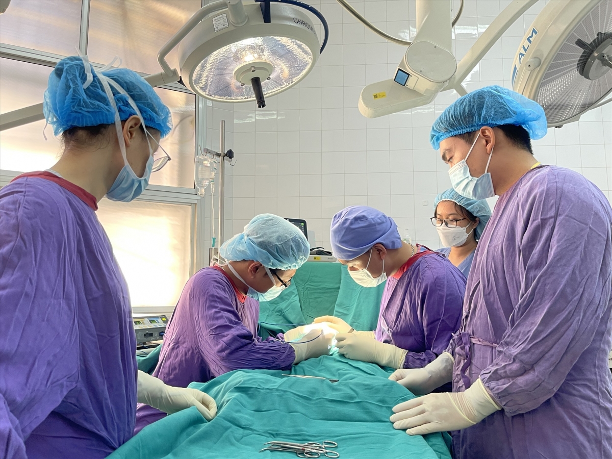 Các bác sĩ Bệnh viện Hữu nghị Việt Đức phẫu thuật cho bệnh nhân - Ảnh do BV cung cấp