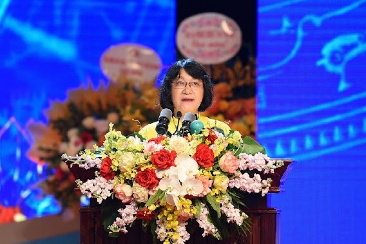 NGƯT Nguyễn Thị Bảo Thúy đại diện các giáo viên phát biểu tại buổi Lễ Kỷ niệm 40 năm
ngày Nhà giáo Việt Nam 20/11