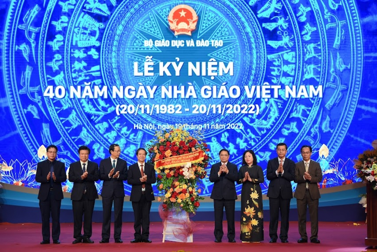 Thủ tướng Chính phủ Phạm Minh Chính tặng lẵng hoa chúc mừng ngành Giáo dục-Đào tạo