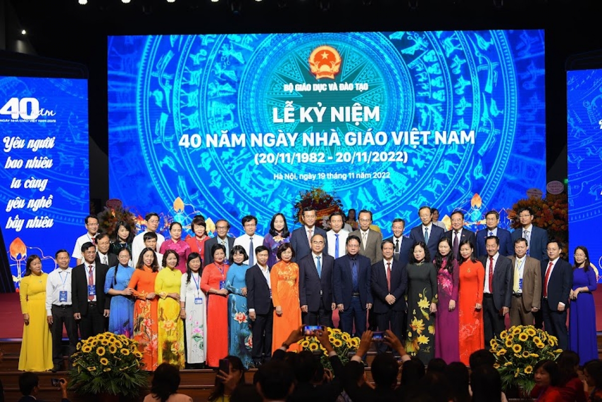 Bộ trưởng Bộ GD&amp;ĐT Nguyễn Kim Sơn chụp ảnh kỷ niệm cùng các nhà giáo dự Lễ kỷ niệm 40 năm Ngày Nhà giáo Việt Nam.