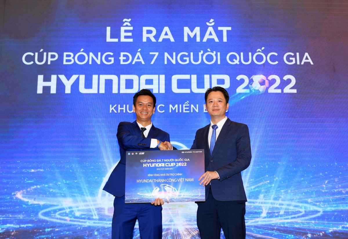 Ông Phạm Ngọc Tuấn – TGĐ công ty Vietfootball trao kỷ niệm chương cho nhà tài trợ